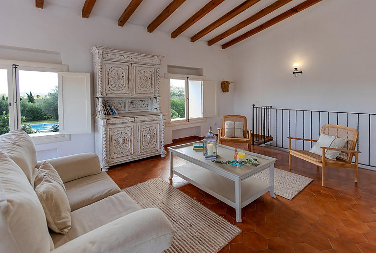 Wohnbereich mit Sofas und Fenster