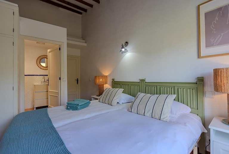 Schlafzimmer mit Einzelbetten und Badezimmer