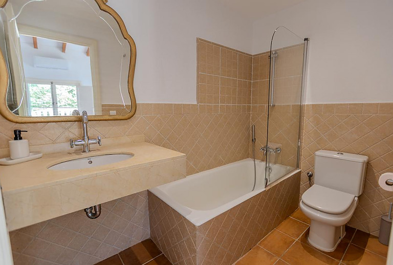 Wanne und Waschbecken im Bad