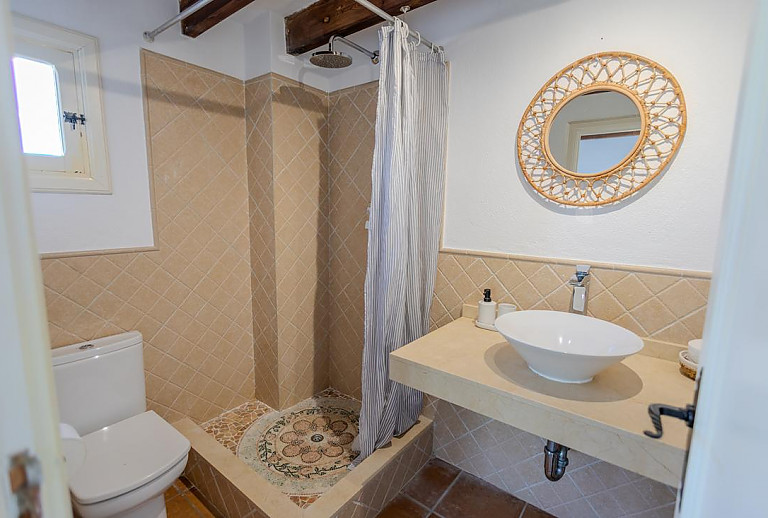 Spiegel und Waschbecken im Bad