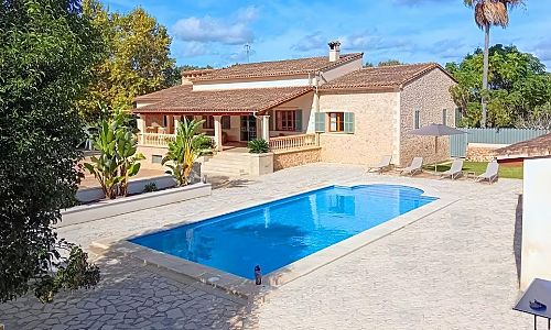 Poolbereich mit Sonnenliegen vor der Finca