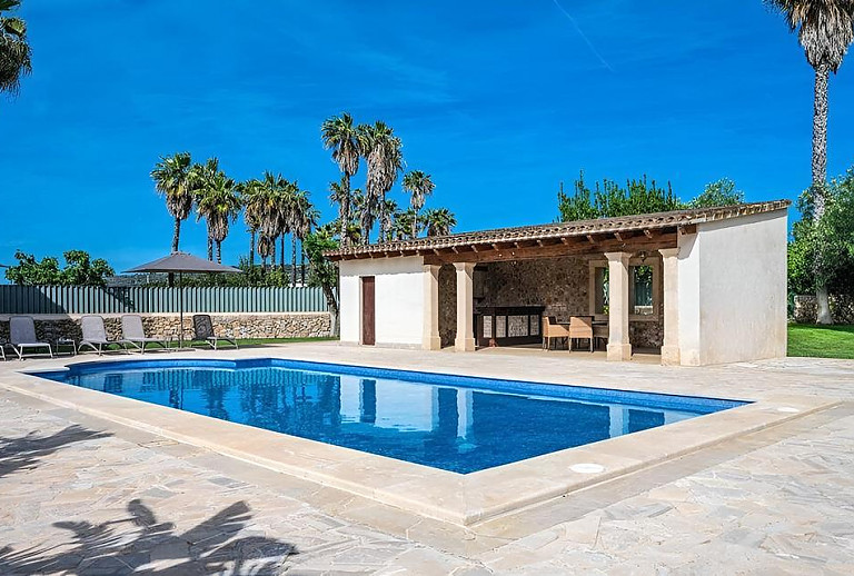 Finca mit Palmen und Sonnenschirm