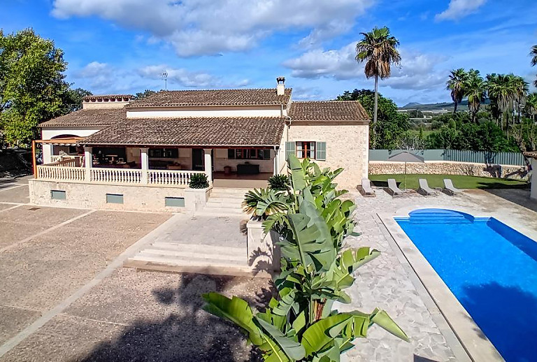 Garten mit Rasen und Pool