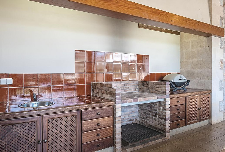 Sommerküche mit Spüle und Grill