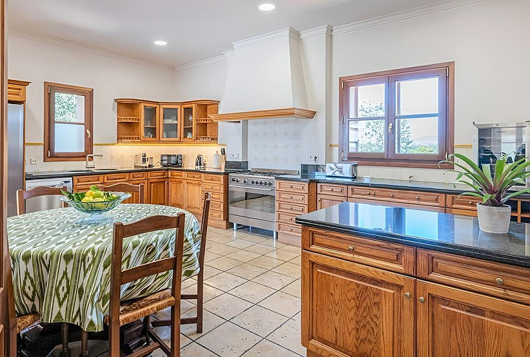 Küche mit Esstisch und Gasherd