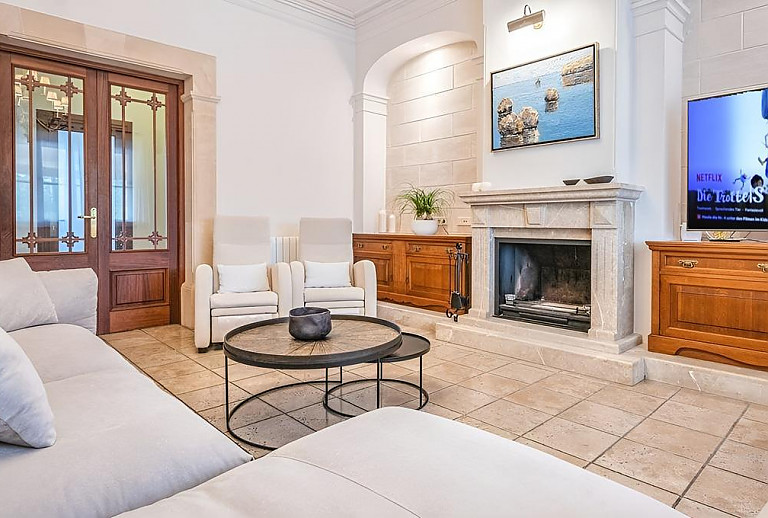 Kamin und Fernseher im Wohnzimmer