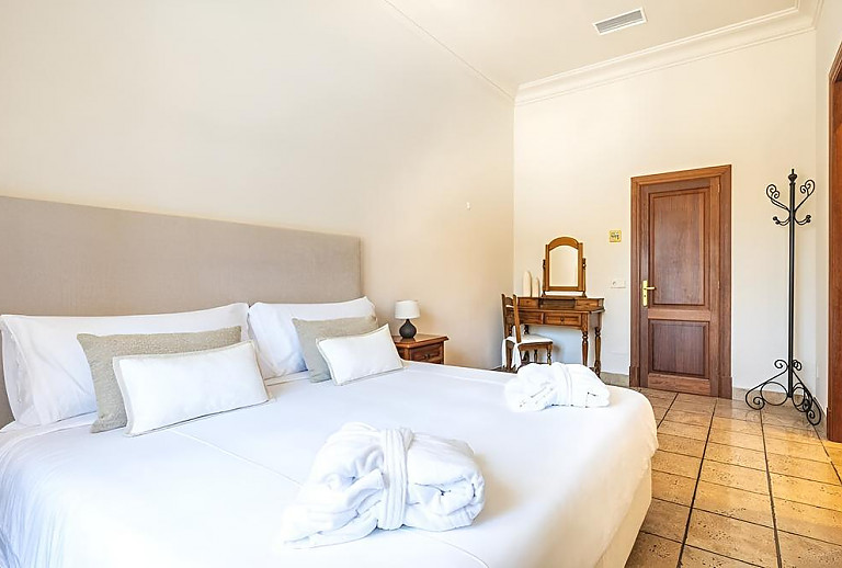 Schlafzimmer mit Doppelbett und Schminktisch 