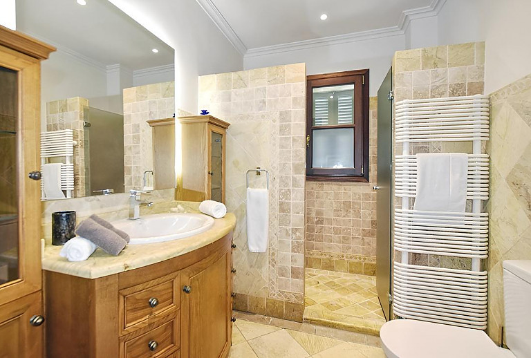 Badezimmer mit Dusche und Spiegel