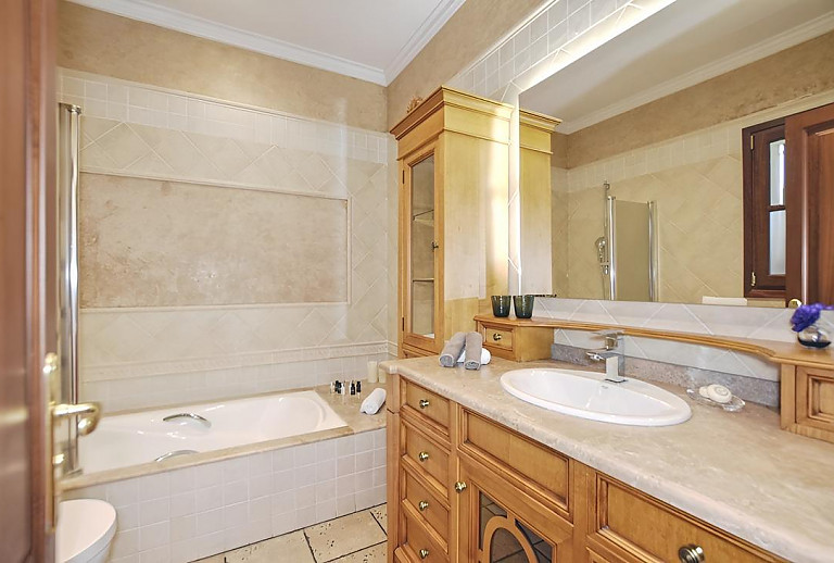 Bad mit Wanne und WC