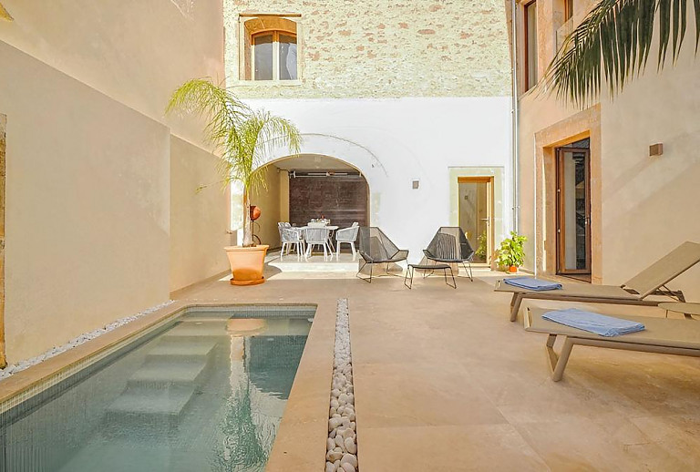 Ferienhaus mit Innenhof und Pool