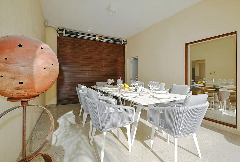 Terrasse mit Vordach und Esstisch