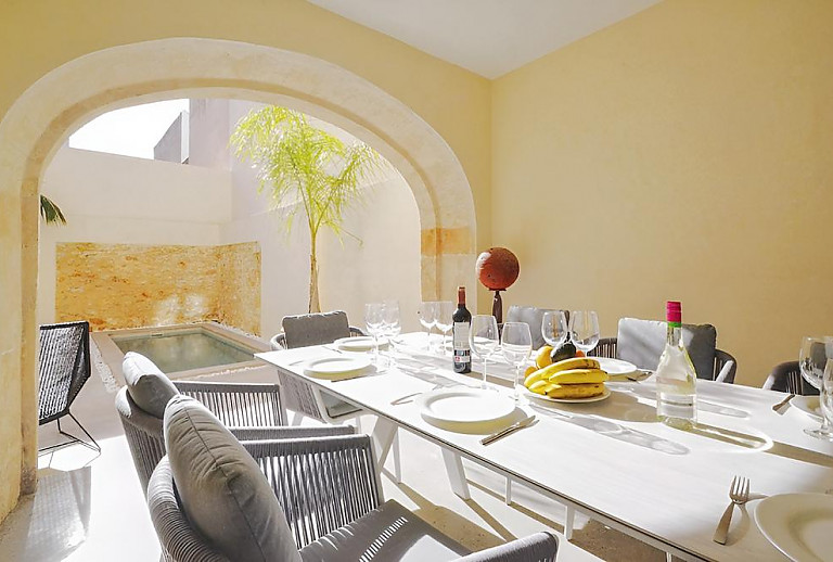 Terrasse mit Vordach und Esstisch