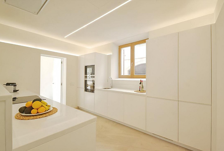 Küche mit Spüle und Fenster