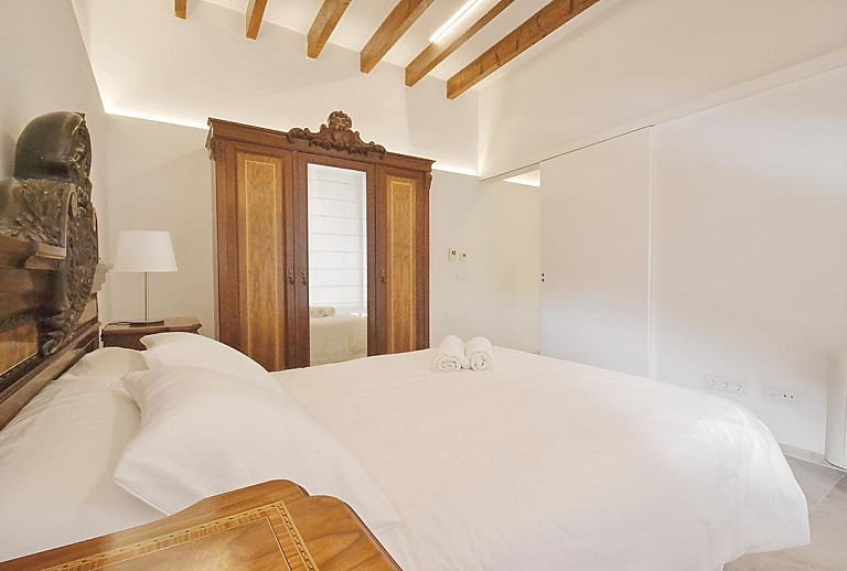 Schlafzimmer mit Doppelbett und Kleiderschrank