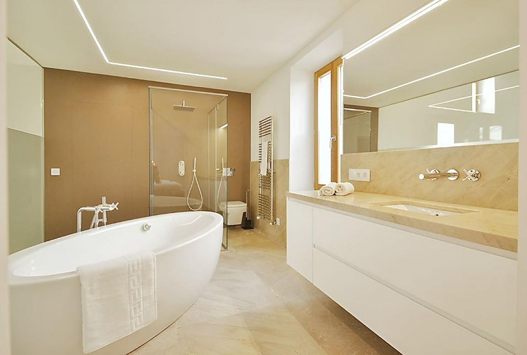 Badezimmer mit Wanne und Dusche