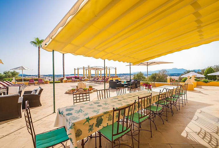 Terrasse mit Vordach und Esstisch