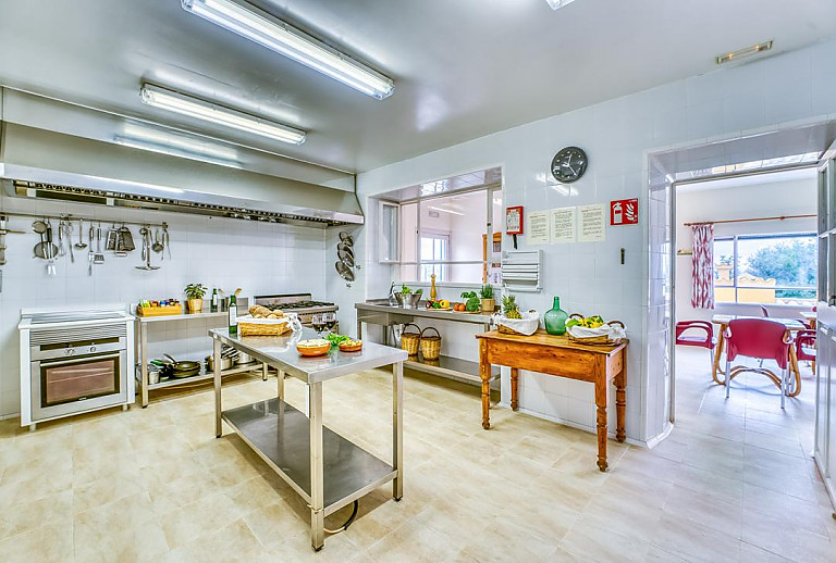 Küche mit Gasherd und Ofen