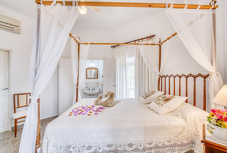 Schlafzimmer mit Doppelbett und Bad