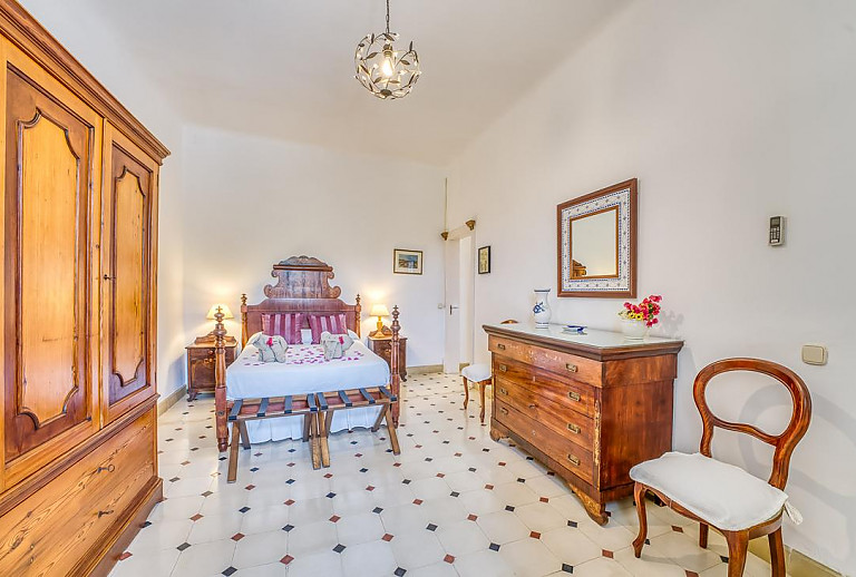 Schlafzimmer mit Doppelbett und Kleiderschrank