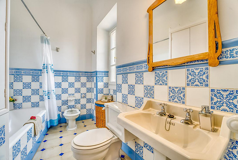 Badezimmer mit Wanne und WC