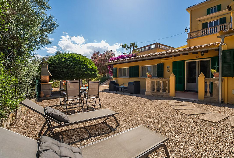 Gästehaus mit Grill und Gartenmöbeln