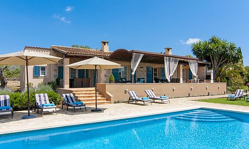 Sonnenliegen am Pool im Garten