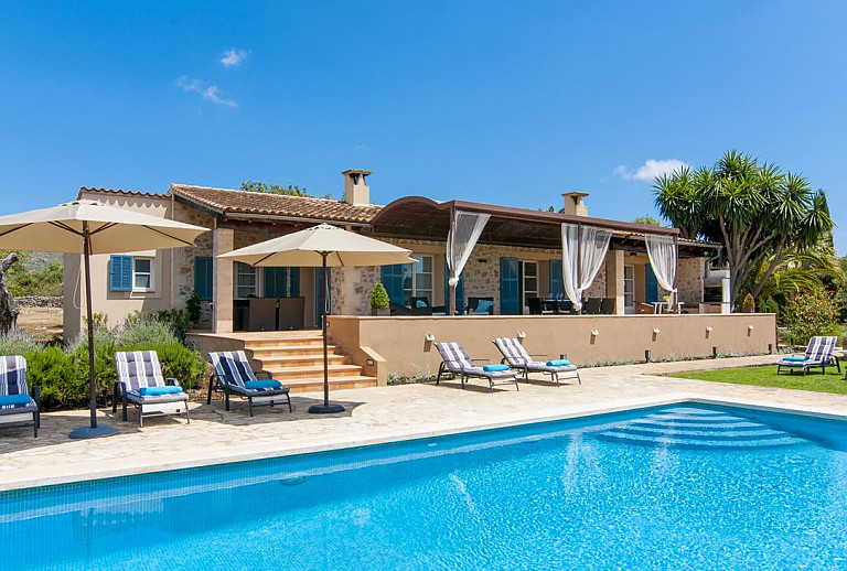 Sonnenliegen am Pool im Garten