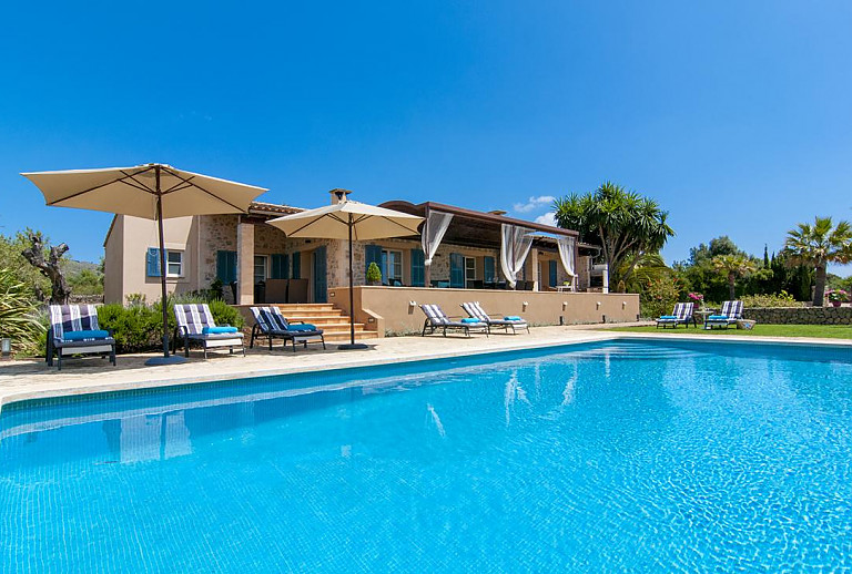 Finca mit Poolbereich und Sonnenschirmen