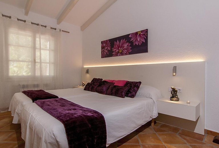 Schlafzimmer mit Einzelbetten und Fenster