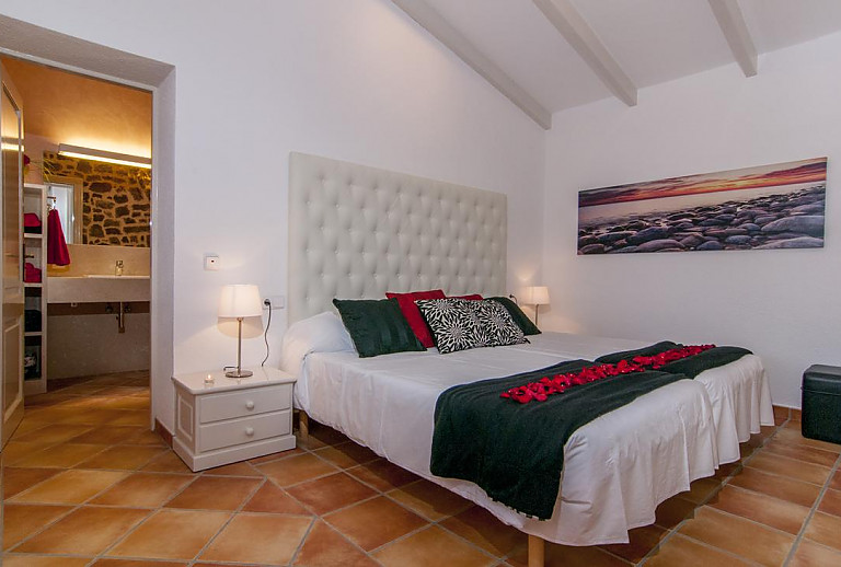 Schlafzimmer mit Einzelbetten und Bad