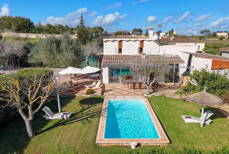 Außenbereich mit Rasenflächen und Sonnenliegen