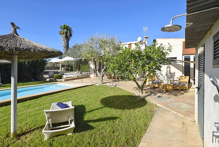 Sonnenliegen und Sonnenschirm am Poolbereich