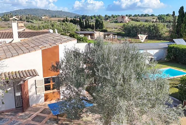 Garten mit Tischtennisplatte und Pool