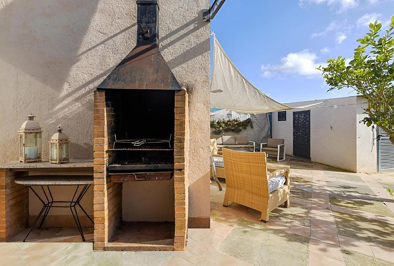 Grill neben der Sitzecke im Außenbereich