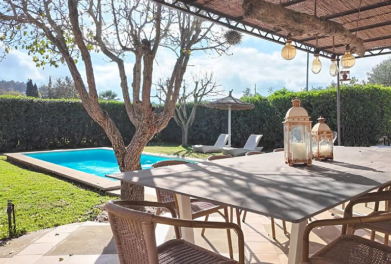 Poolbereich mit Rasen und Bäumen