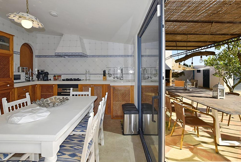 Küche mit Zugang zur Terrasse