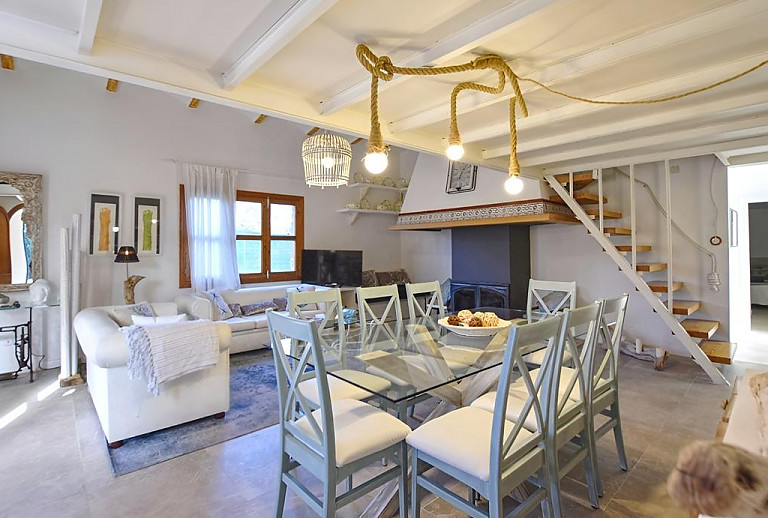 Esstisch mit Stühlen im Wohnzimmer