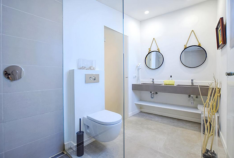 Badezimmer mit Dusche und WC