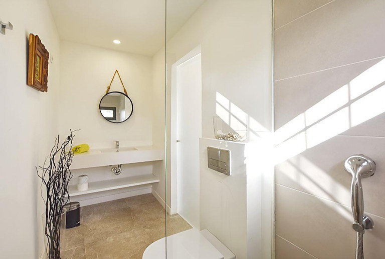 Bad mit Waschbecken und Spiegel