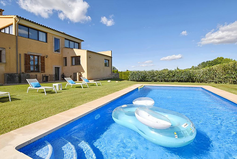 Garten mit Pool und Hecke