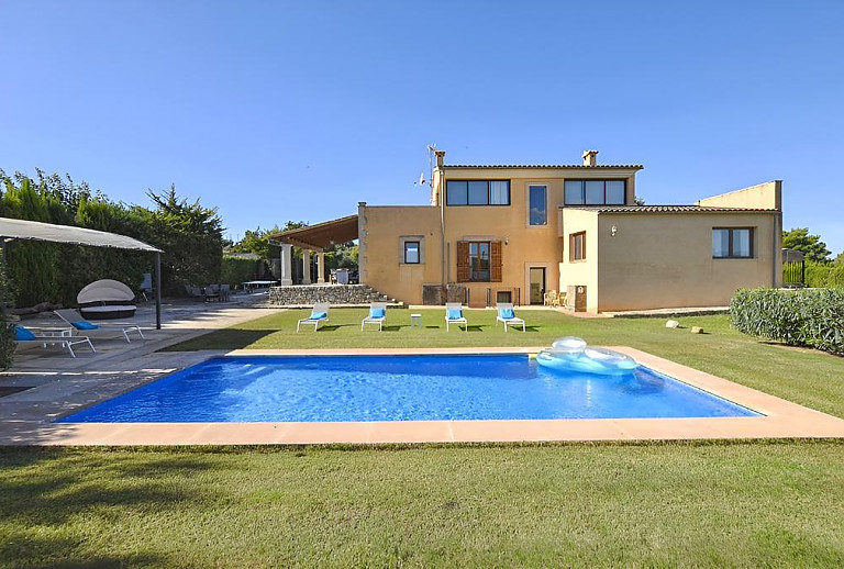 Außenbereich mit Rasen und Pool