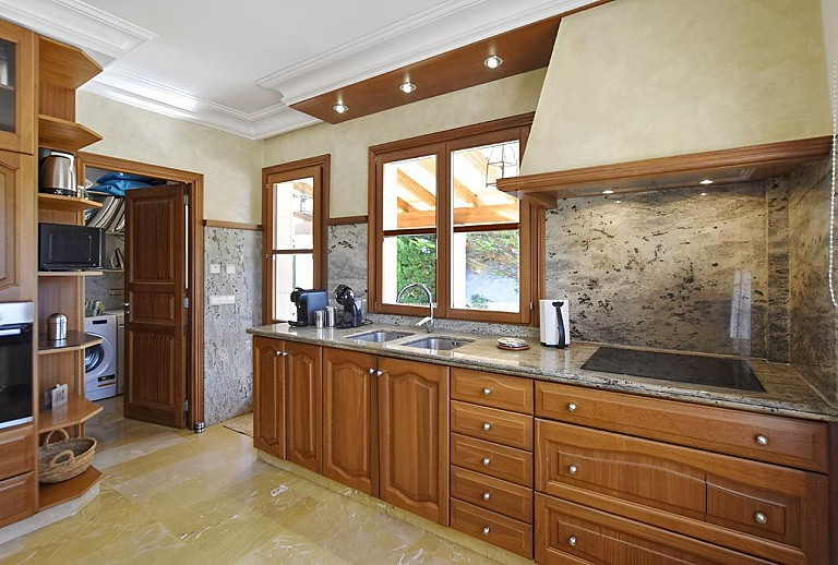 Küche mit Herd und Spüle