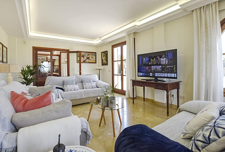 Wohnzimmer mit Fernseher und Couch