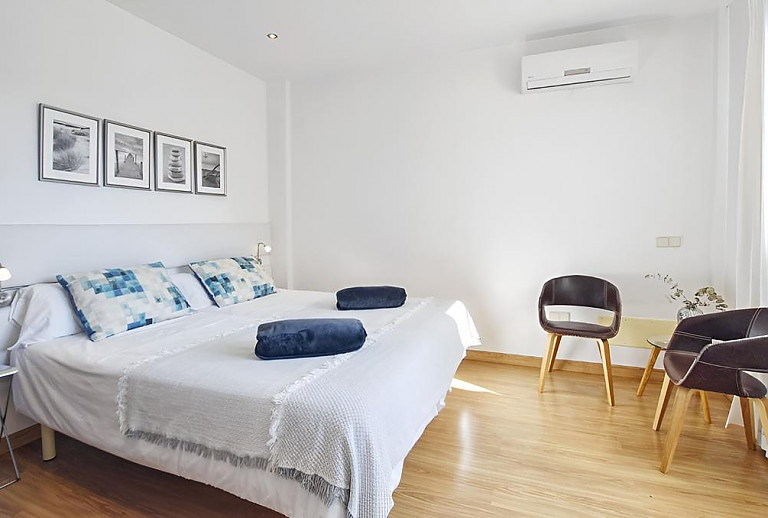 Schlafzimmer mit Doppelbett und Klimaanlage