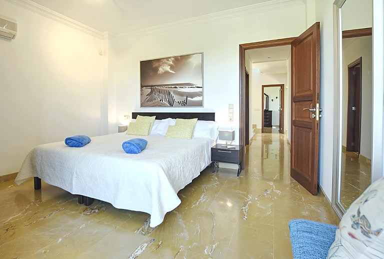 Schlafzimmer mit Einzelbetten und Nachttischen