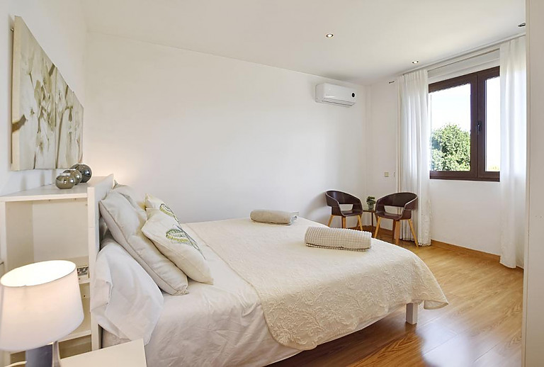 Schlafzimmer mit Doppelbett und Fenster