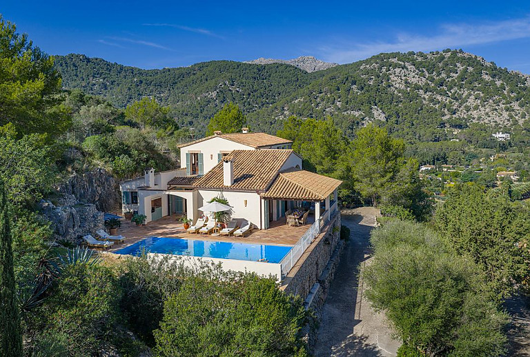 Sonnenliegen am Pool im Garten vor der Finca