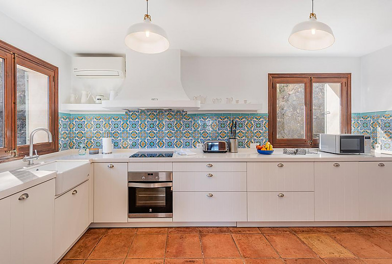 Küche mit Spüle und Herd