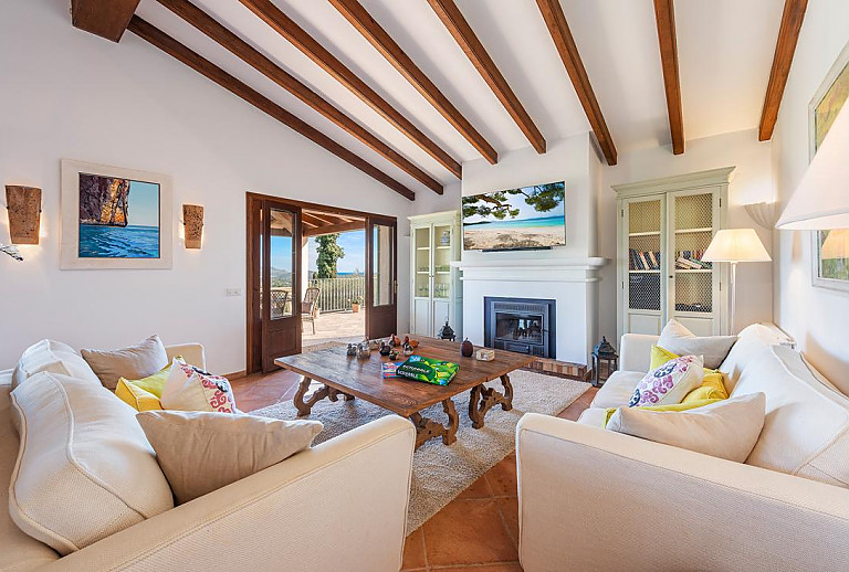 Wohnzimmer mit Fernseher und Couch