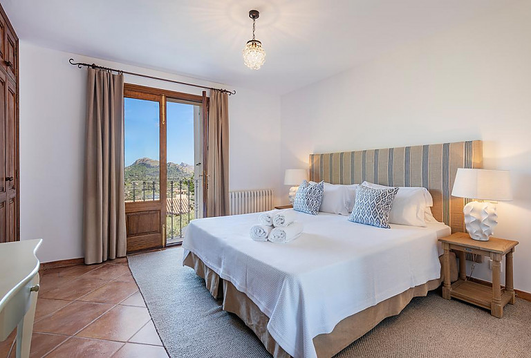 Schlafzimmer mit Doppelbett und Heizung